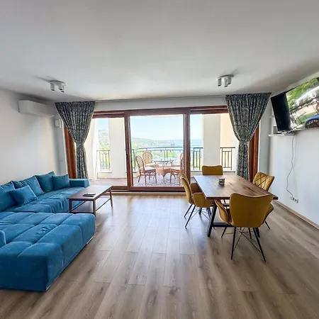 Queen's Lounge Apartment